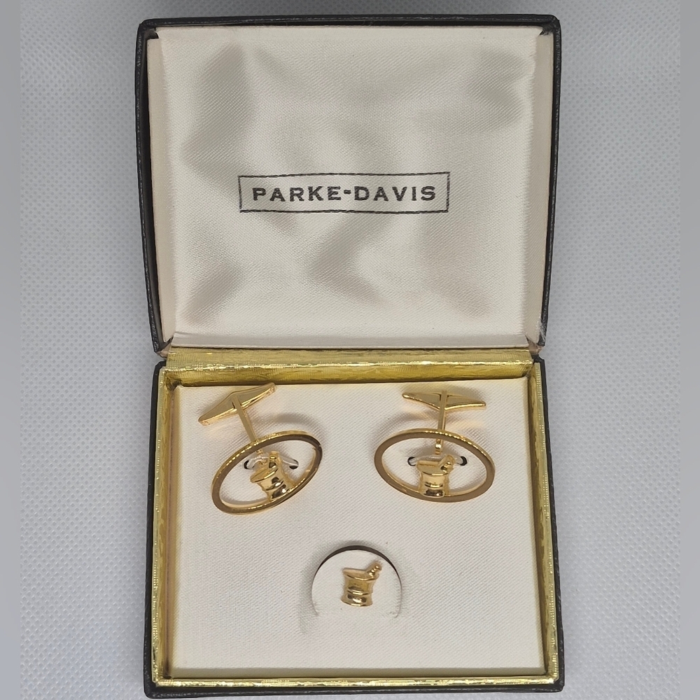 PARKE-DAVIS Vintage Gold Tone Pharmacist Mortar Pestle Cufflinks & Tie Pin Set
